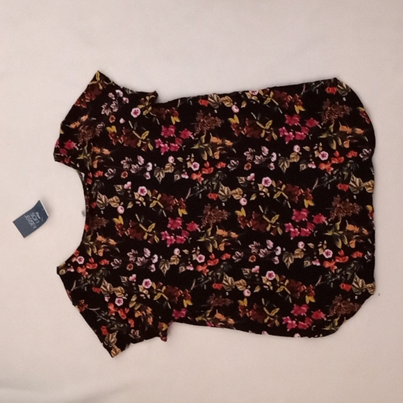 Women's Black with Florals Round Hem Tee - Picture 3 of 4